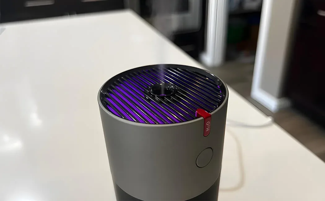 La parte superiore dell’umidificatore EvenBreeze, con la griglia illuminata di viola dalla luce d’atmosfera